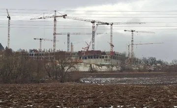 FOTO: Výstavba novej vojenskej nemocnice v Prešove pokračuje. Takto to tam aktuálne vyzerá