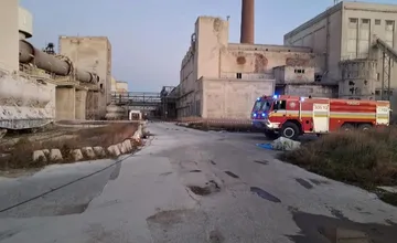 Plamene pohltili bývalý priemyselný areál, z Bukózy sa valí čierny dym