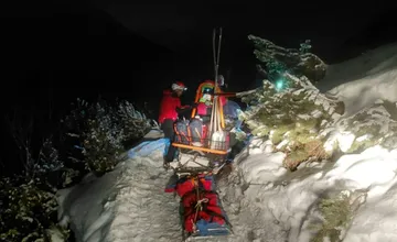 Skialpinista po niekoľko metrovom páde pri Zbojníckej chate padol do bezvedomia, transportovali ho do nemocnice