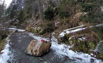 Časť tatranskej magistrály pri Hrebienku čaká na opravu už roky. Niektorí turisti zákaz ignorujú