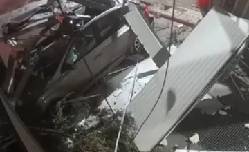 VIDEO: Desivá nehoda v Ľuboticiach. Vodič vletel plnou rýchlosťou do samoobslužného umývacieho boxu