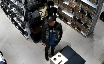 FOTO: Polícia zverejnila fotografiu z nákupného centra v Prešove. Spoznávate tohto muža? 
