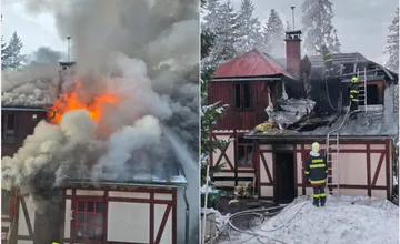 FOTO:VV Tatranskej Štrbe došlo k požiaru chaty. Po príchode hasičov bolo celé podkrovie v plameňoch