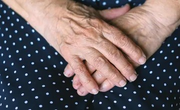 Bezohľadný nočný útok v Snine. Neznámy muž vtrhol k seniorke, zhodil ju na zem, utrpela vážne zranenia