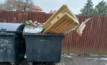 Kuriózny pohľad na smetiak v Prešove. Niekto sa do neho snažil narvať trojizbák, bavia sa miestni