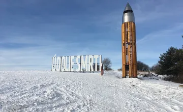 FOTO: Známa obec prichádza s ďalším unikátom. V Kružlovej rastie 13-metrový Plačúci kríž, nie je to ich prvý počin