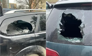 Obyvatelia si nachádzajú na autách rozbité okná. Skúsenosti z iných miest ukazujú, že za tým nemusí byť vždy človek