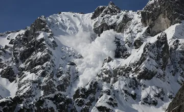 Vo Vysokých Tatrách si dajte pozor na zvýšené lavínové nebezpečenstvo, vydaný je tretí stupeň výstrahy