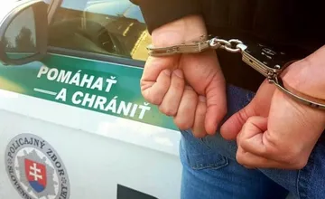 Hádka pred domom skončila útokom nožom. Muž sa vyhrážal zabitím a snažil sa bodnúť do hrudníka