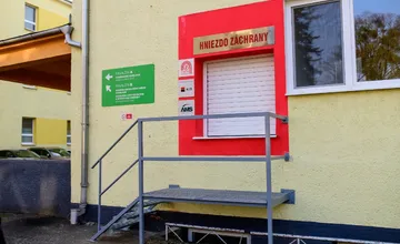 FOTO: V humenskej nemocnici pribudlo hniezdo záchrany. Personál na bábätko upozorní alarm