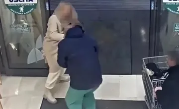 VIDEO: Šok talianskom supermarkete. Muž chcel vytrhnúť batoľa matke z ruky, zlomil mu stehennú kosť