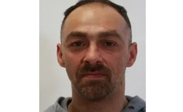 Polícia žiada o pomoc pri pátraní po Miroslavovi z Čičavy. Bol na neho vydaný príkaz na dodanie do výkonu trestu 