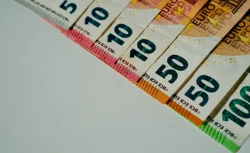 Deň sociálnych dávok prináša do Podolínca dlhé rady a napätie. Pre mnohé rodiny je to jediný zdroj príjmu