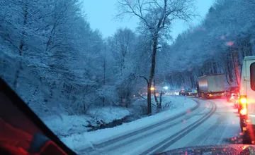 Za Víťazom hlásite rozsiahlu kolónu, z potoka tu vyťahuje odťahovka havarované autá, úseku sa radšej vyhnite