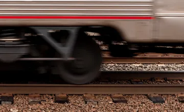 Na východe zrazil nákladný vlak človeka, neprežil to. Dopravu na nejaký čas prerušili