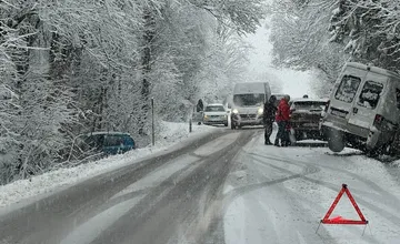Pri Humennom došlo k vážnej nehode, so zraneniami skončila v nemocnici aj tehotná žena
