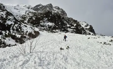 V Mengusovskej doline vyčíňala lavína, strhla skialpinistku. Na pomoc jej prišli horskí záchranári