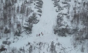 Lavínová situácia vo Vysokých a Západných Tatrách sa zhoršuje, horskí záchranári varujú pred pohybom na strmých svahoch