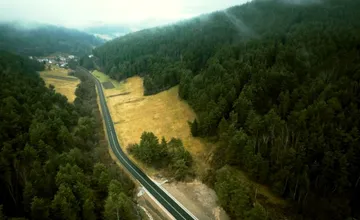 FOTO: Zosuv pred Malým Lipníkom je minulosťou. Rizikový úsek konečne zabezpečili