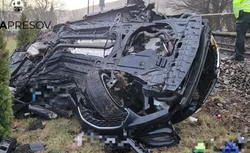 Tragická nehoda v okrese Prešov. Došlo k stretu vlaku a osobného auta, osobám vo vozidle už nedokázali pomôcť