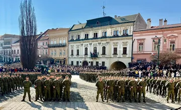 VIDEO: Na Hlavnej v Prešove vojaci zložili prísahu, podujatie prinieslo obmedzenia