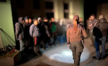 VIDEO: Veľká policajná akcia v areáli bývalej Bukózy v Hencovciach. Policajti chytili až 30 páchateľov