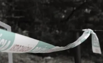 Sninčan vypadol z balkóna priamo na betón. Po páde utrpel mnohé zranenia a zostal nehybne ležať