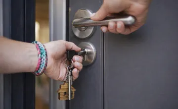 Drzí lupiči pri Humennom brali všetko, čo im prišlo pod ruky. Ukradli kľúč a potom sa do domu vracali ako domáci