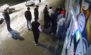 Ohavnú bitku v Medzilaborciach zachytili kamery. Mladík skončil s otrasom mozgu, nejde o prvý útok v meste