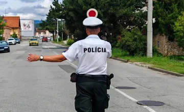 Opitý mladík bez vodičáku narazil v Giraltovciach do policajného auta, v Poprade prezradil opitého vodiča odopnutý pás