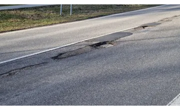 Medzinárodná cesta pri Svidníku pripomína ementál. Nejeden vodič skončil s defektom