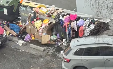 Prešovčanka neverila vlastným očiam. Pri smetiakoch na Šváboch to vyzeralo, ako keby sa tam prehnalo tornádo