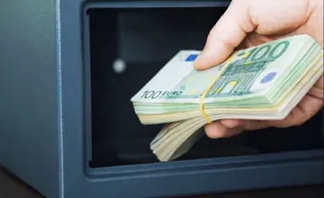 Drzý zlodej vyliezol na balkón a vykradol byt, z trezoru zmizlo majiteľovi 200-tisíc eur aj luxusné šperky