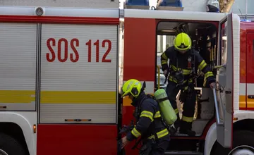 Hasičov napadli po uhasení požiaru v rómskej osade v Lipanoch obyvatelia. Začali do nich hádzať kamene