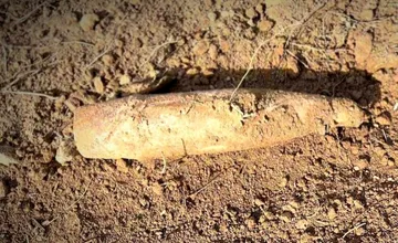 FOTO: Nebezpečný nález pri Kvakovciach. Na poli objavili delostrelecký granát z druhej svetovej vojny