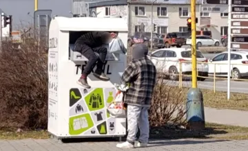 FOTO: Kontajnery na šatstvo čelia v Prežove nájazdom rabovačov priamo na sídliskách, obyvatelia sú znechutení