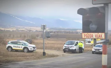 FOTO: Policajti kontrolovali vodičov v blízkosti železničných priecestí v Prešovskom kraji, odhalili viacero priestupkov