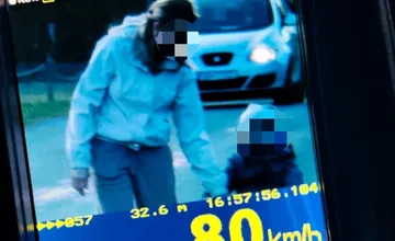 FOTO: Šialená jazda v obci bez chodníkov neďaleko Sniny. Vodič letel 80 km/h, v blízkosti bola matka s dieťaťom