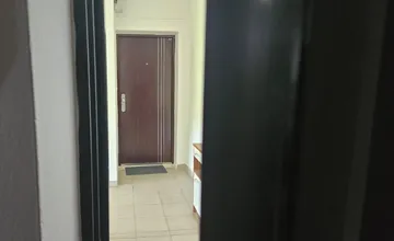 Nečakaná návšteva v Poprade. Páchateľ zaklopal na dvere bytu, fyzicky napadol muža a odišiel