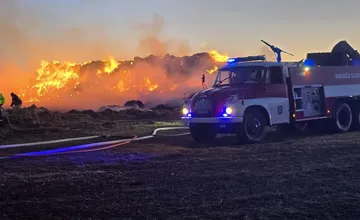 Pod Tatrami došlo k požiaru stoviek balíkov slamy. Hasiči zasahovali do neskorých nočných hodín
