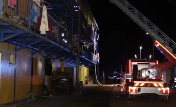 FOTO: Vo Svidníku horela bytovka. Hasiči zasahovali tri hodiny, príčinou mal byť dymovod