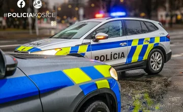 V trebišovskom Tescu zasahovala polícia, muž tu mal brutálne napadnúť svoju bývalú právničku, tá nemala proti nemu šancu