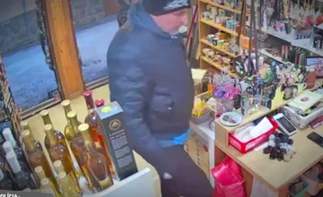 Premyslená krádež v Tatrách. Jeden páchateľ vylákal pracovníčku, druhý kradol, po mužovi na záberoch pátra polícia