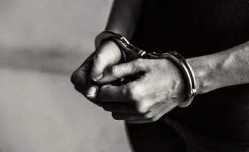 Kuriózny prípad v Prešove. Mladík si ľahol pred prevádzku, v ktorej sedeli dve ženy, a začal sa sexuálne uspokojovať