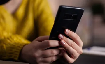 Popradskí policajti riešia prípad vyhrážania. Muž strašil ženu cez internet zabitím, no taktiež porýľovaním záhrady