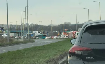 Pre zrážku dvoch áut v Prešove uviaznete v kolónach okolo polhodiny, zápchy hlásite aj z iných kútov mesta