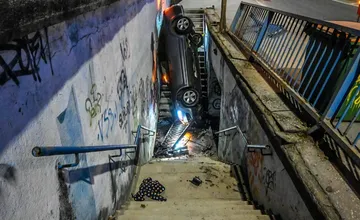 Hrôzostrašnú nehodu v Košiciach spôsobil člen policajnej inšpekcie, s autom prerazil zábradlie a skončil v podchode