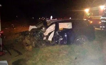 Na východe v noci vyhasol mladý život: Vodič prešiel s autom do protismeru a narazil do stromu, na mieste zomrel