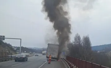 FOTO: Na diaľnici pri Hendrichovciach horel kamión. Vznikla škoda za 22-tisíc eur