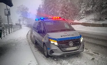 FOTO: Pred snehovými zrážkami varuje už aj polícia. Vodiči na letných, pozor! Mnohé úseky sú neupravené